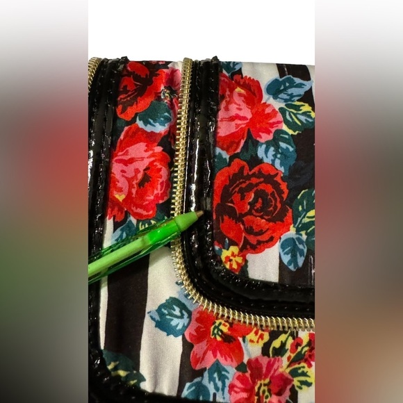 Betsey Johnson Floral Crossbody Bag Purse Striped Black White NWT - Picture 2 of 10